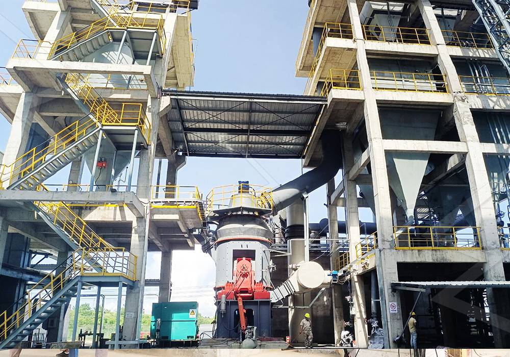 Eine moderne Kohlemahlanlage in einem industriellen Umfeld, zeigt Förderbänder und eine große Mühlenstruktur.