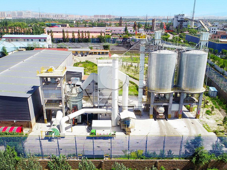 لقطة مقرّبة لمسحوق الخبث المطحون جيدًا وهو يُنشر فوق التربة الزراعية لتعديله