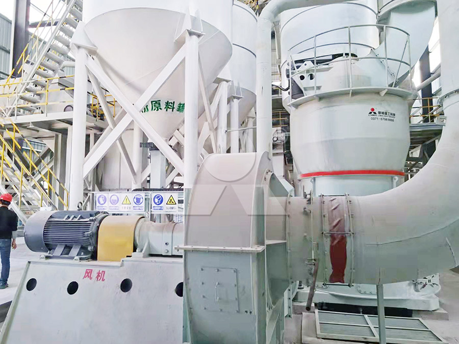 Trabalhadores instalando um revestimento de argila geossintética (GCL) contendo bentonita em uma base de aterro.