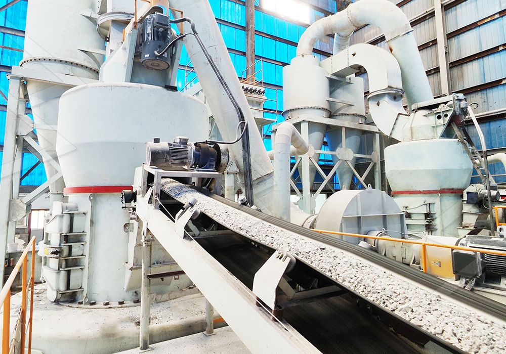 Người vận hành giám sát hiện đại, bảng điều khiển màn hình cảm ứng cho hệ thống máy nghiền trong môi trường công nghiệp