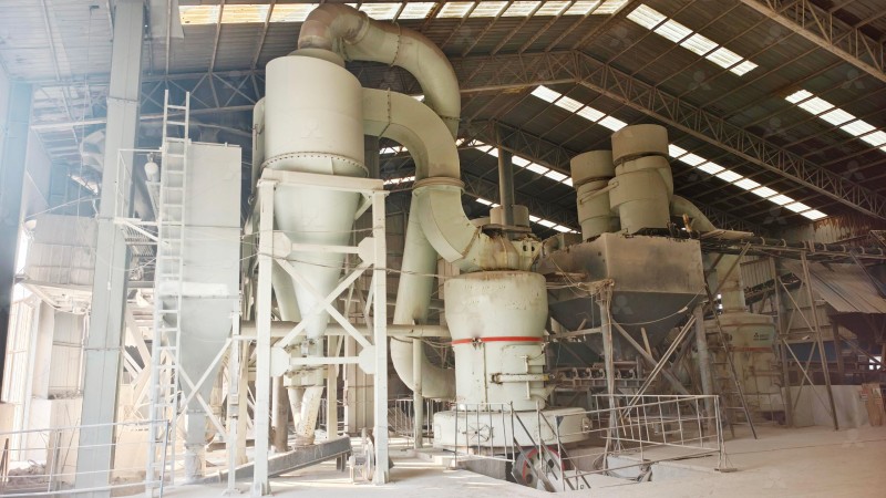 Raymond Mill pour le broyage grossier du noir de carbone, convient au prétraitement avant le fraisage ultrafin des électrodes de batterie